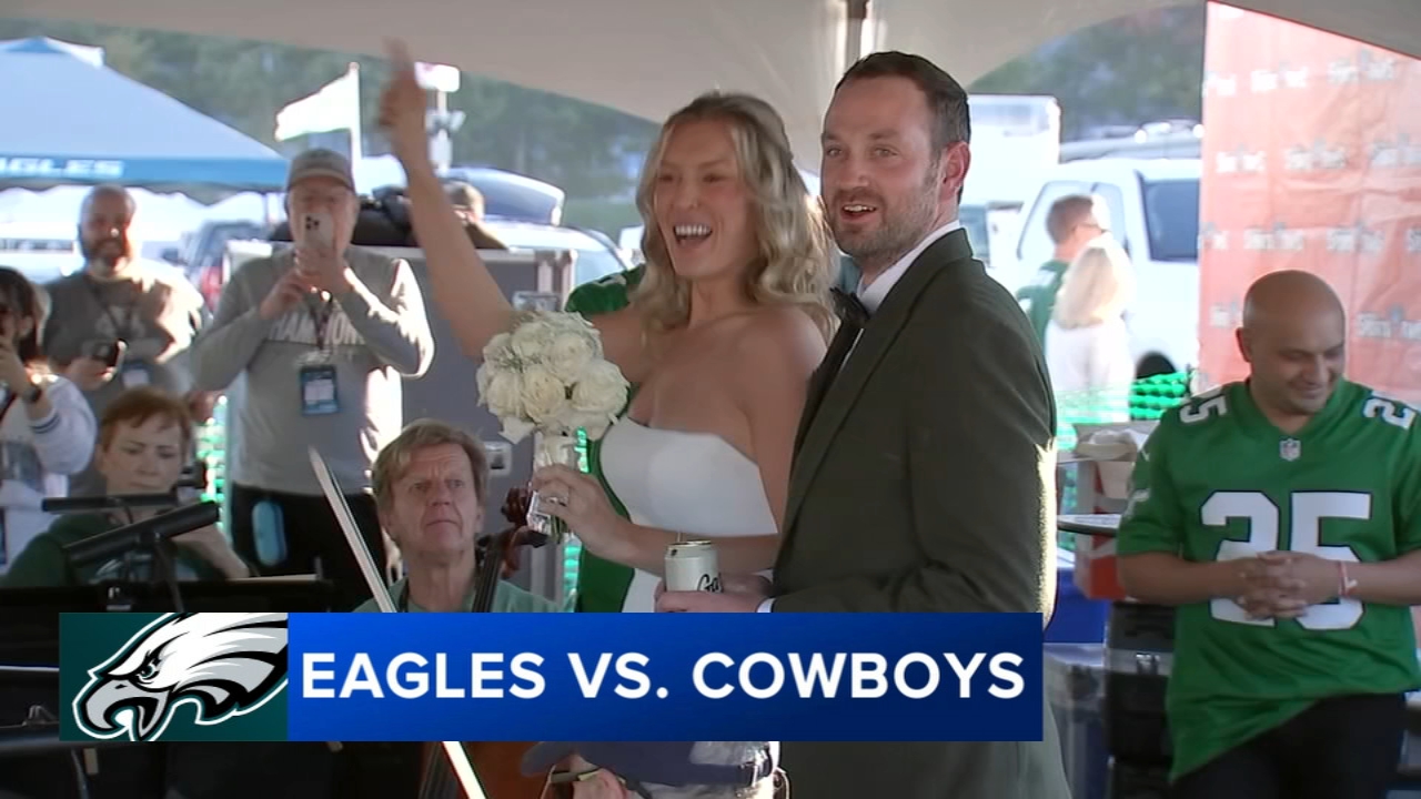 Chicago couple Lindsey Carl, Brandon Byrd get married at Philadelphia Eagles tailgate before MNF
       — Monterey Community news
