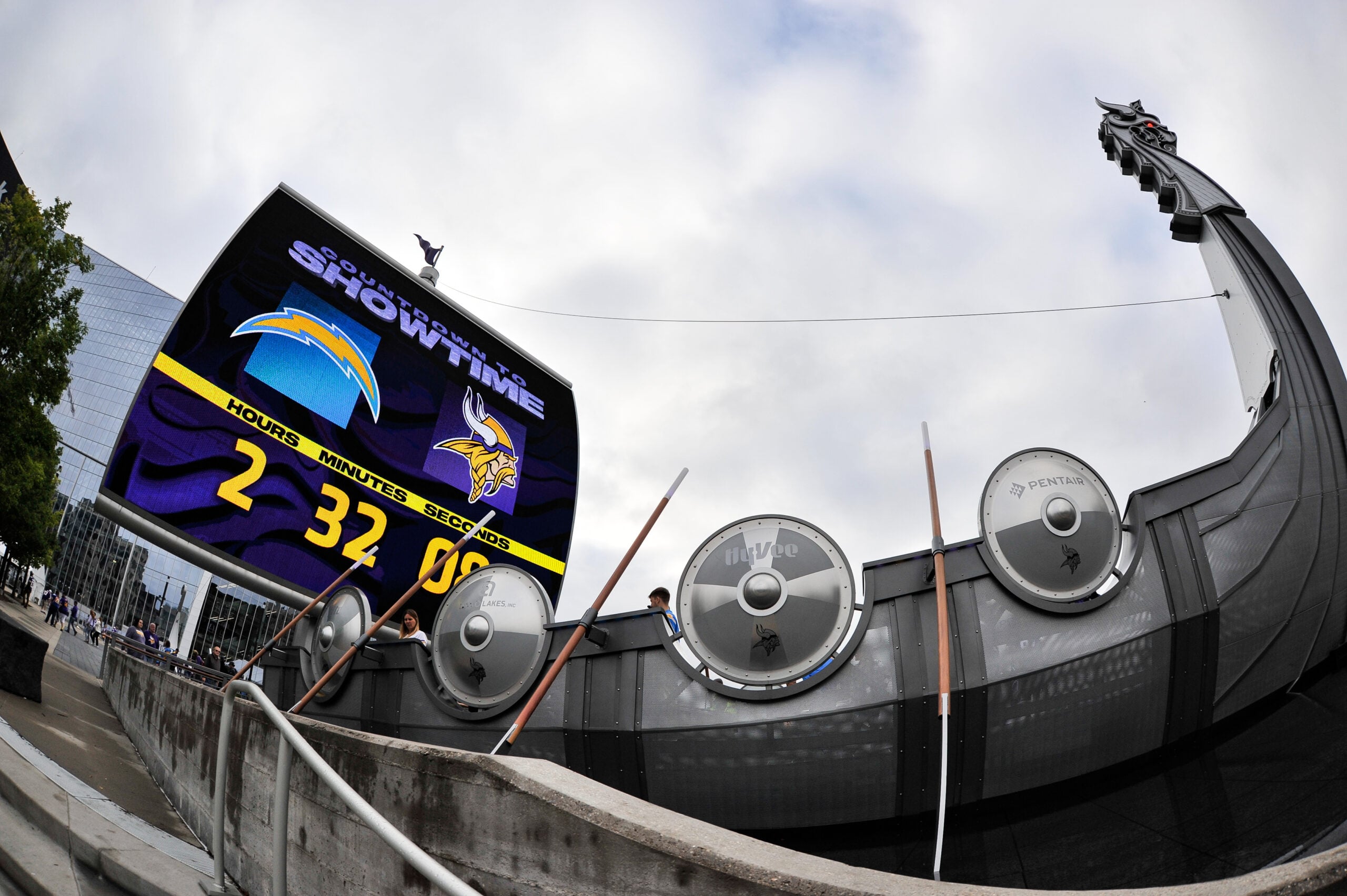 The Vikings’ Front Office Should at Least Make a Phone Call — Vikings Territory, Monterey Arts news