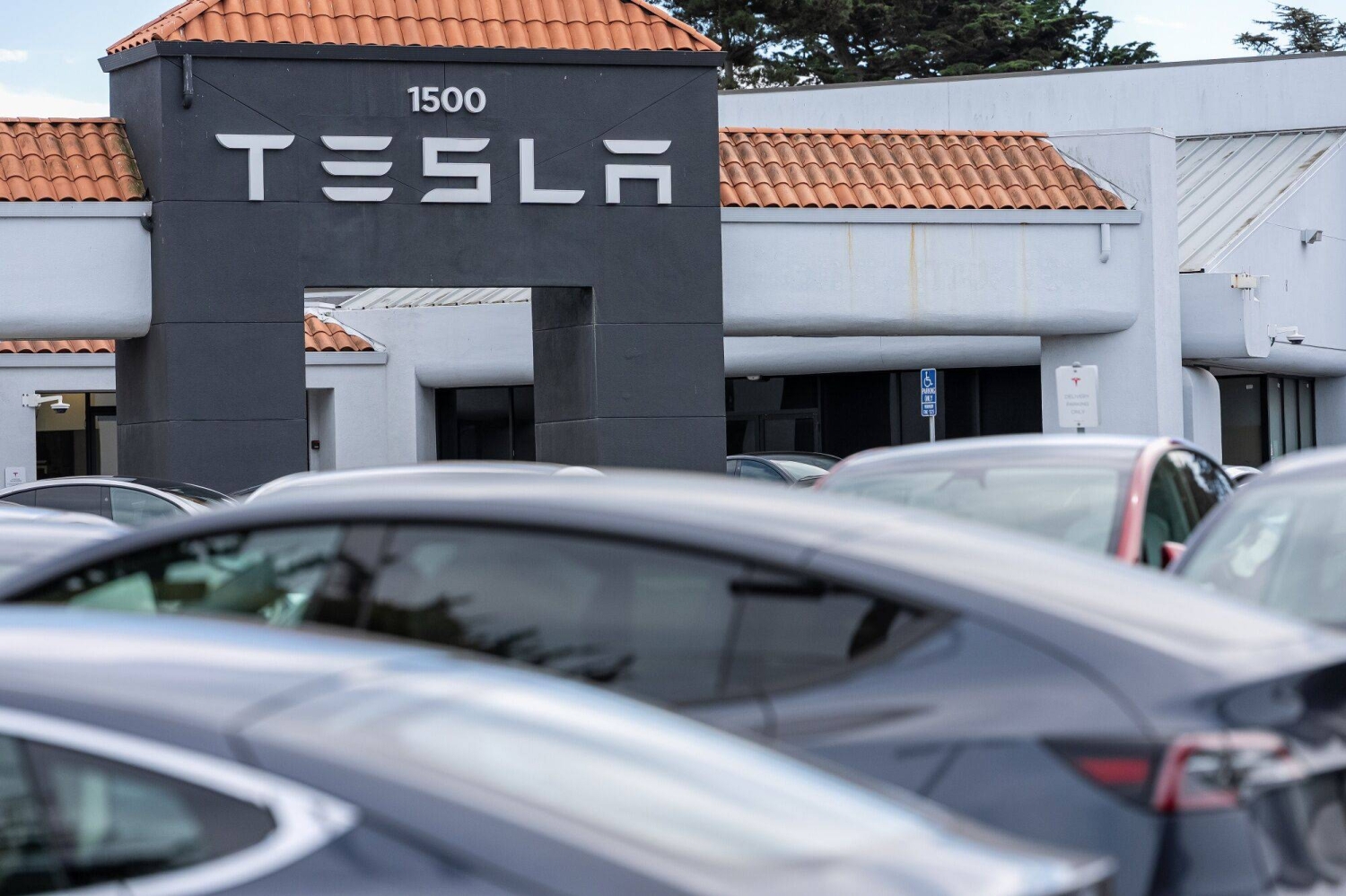  Tesla’s spending on AI and robotics trails expectations, clouding outlook  — Japan Times